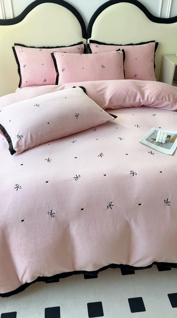 91家纺网 家纺一手货源 找家纺 美梦家纺 2024新款秋冬高克重牛奶绒绣花四件套系列-绒爱心 绒蝴蝶结-粉玉