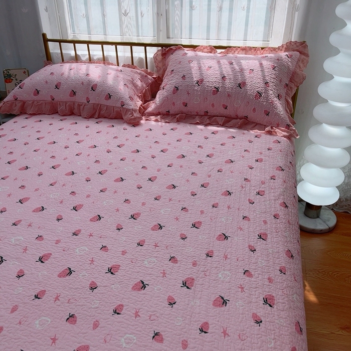 91家纺网 家纺一手货源 找家纺 2024新款亲肤舒适法式床盖三件套 草莓恋人