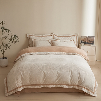 91家纺网 家纺一手货源 找家纺 （总）可恩欣 2025新款牛奶绒雕花宽边双拼色四件套