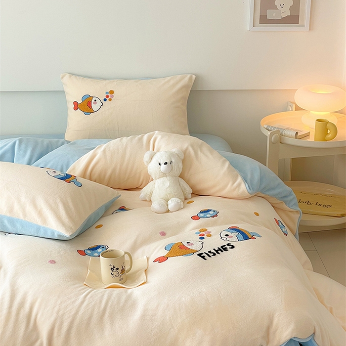 91家纺网 家纺一手货源 找家纺 沐棉 2024新款纯色牛奶绒毛巾绣款四件套 嘟嘟鱼