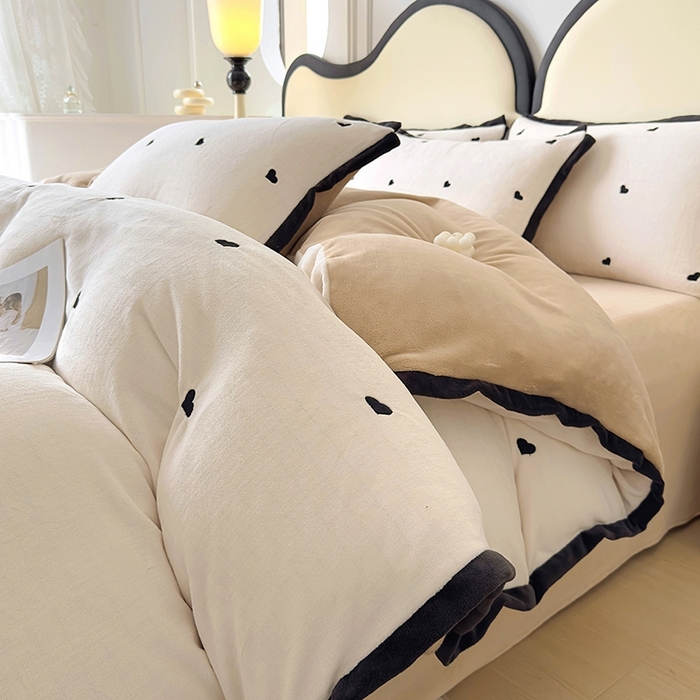 91家纺网 家纺一手货源 找家纺 美梦家纺 2024新款秋冬高克重牛奶绒绣花四件套系列-绒爱心 绒爱心-奶昔白拼卡其