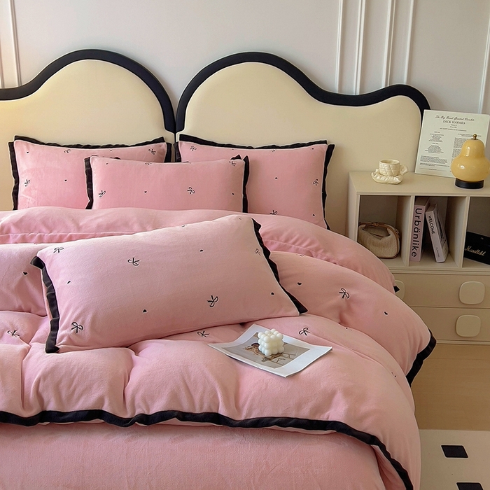 91家纺网 家纺一手货源 找家纺 美梦家纺 2024新款秋冬高克重牛奶绒绣花四件套系列-绒爱心 绒蝴蝶结-粉玉