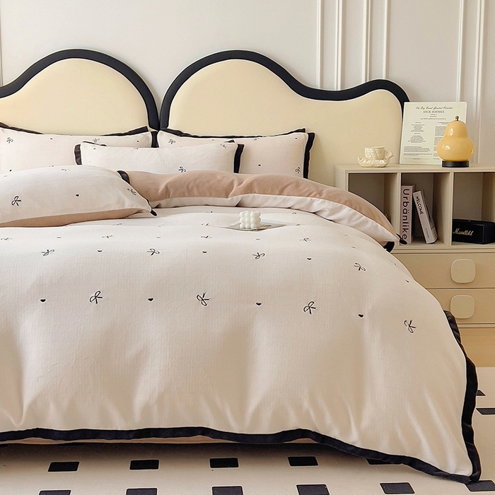 91家纺网 家纺一手货源 找家纺 美梦家纺 2024新款秋冬高克重牛奶绒绣花四件套系列-绒蝴蝶结 绒蝴蝶结-奶昔白拼卡其