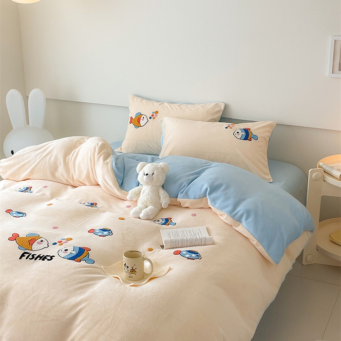 91家纺网 家纺一手货源 找家纺 沐棉 2024新款纯色牛奶绒毛巾绣款四件套 嘟嘟鱼