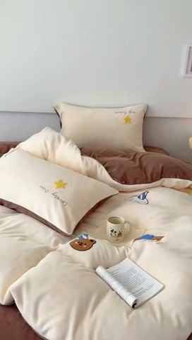 91家纺网 家纺一手货源 找家纺 沐棉 2024新款纯色牛奶绒毛巾绣款四件套 开心派对-咖