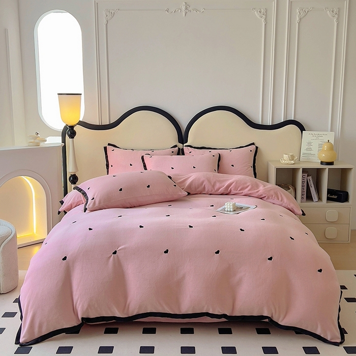 91家纺网 家纺一手货源 找家纺 美梦家纺 2024新款秋冬高克重牛奶绒绣花四件套系列-绒蝴蝶结 绒爱心-粉玉