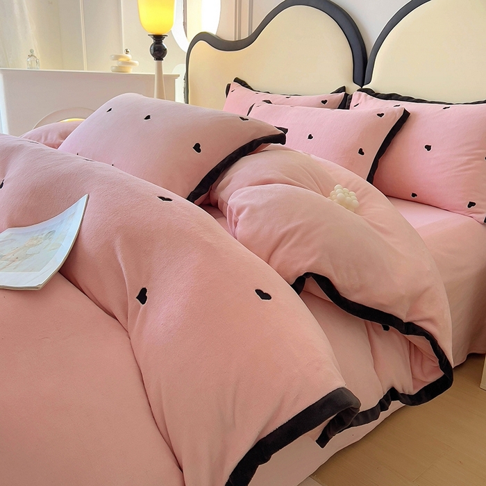 91家纺网 家纺一手货源 找家纺 美梦家纺 2024新款秋冬高克重牛奶绒绣花四件套系列-绒爱心 绒爱心-粉玉