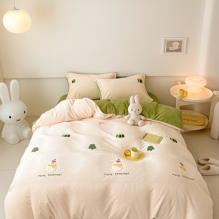 91家纺网 家纺一手货源 找家纺 沐棉 2024新款纯色牛奶绒毛巾绣款四件套 快乐圣诞-米