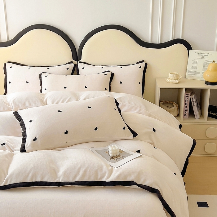 91家纺网 家纺一手货源 找家纺 美梦家纺 2024新款秋冬高克重牛奶绒绣花四件套系列-绒蝴蝶结 绒爱心-奶昔白