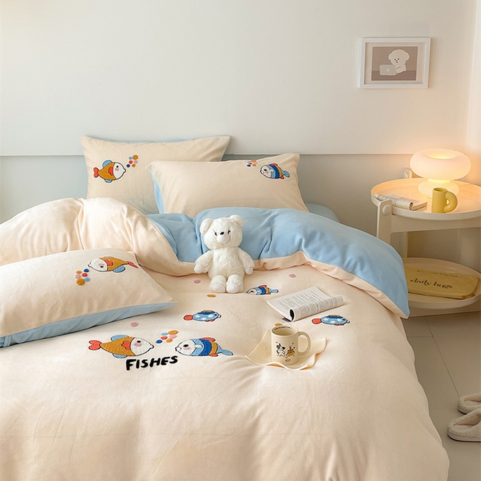 91家纺网 家纺一手货源 找家纺 沐棉 2024新款纯色牛奶绒毛巾绣款四件套 嘟嘟鱼