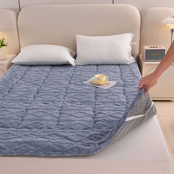 91家纺网 家纺一手货源 找家纺 艾兜坊 2024新款塔芙绒夹棉保暖床垫 雾霾蓝