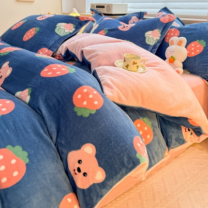 妖妖家纺 2024新款高克重200克印花牛奶绒四件套 小熊与草莓