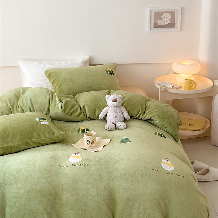 91家纺网 家纺一手货源 找家纺 沐棉 2024新款纯色牛奶绒毛巾绣款四件套 快乐圣诞-绿