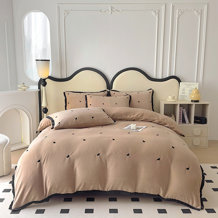 91家纺网 家纺一手货源 找家纺 美梦家纺 2024新款秋冬高克重牛奶绒绣花四件套系列-绒爱心 绒爱心-卡其