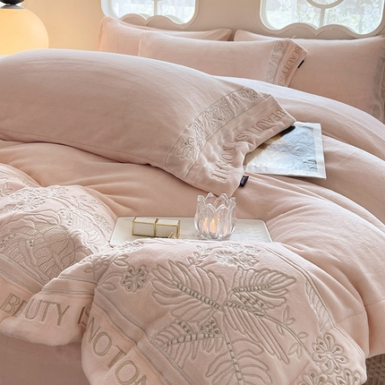 91家纺网 家纺一手货源 找家纺 （总）  秋冬款9斤重高级感雕花牛奶绒四件套加厚珊瑚绒加绒被套床单床笠床上用品