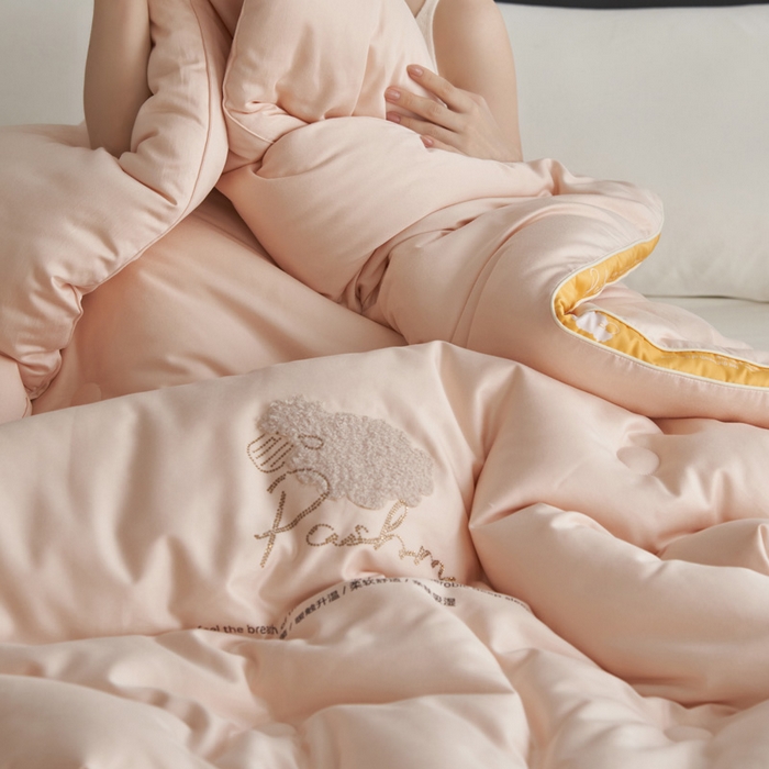 91家纺网 家纺一手货源 找家纺 莱福仕家纺 2024新款A类有氧羊绒抗菌冬被被子被芯 芝芝粉