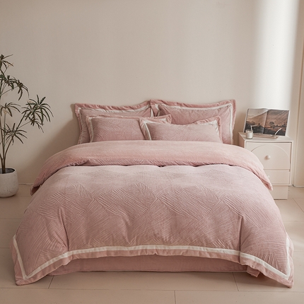 91家纺网 家纺一手货源 找家纺 （总）可恩欣 2025新款牛奶绒雕花宽边双拼色四件套