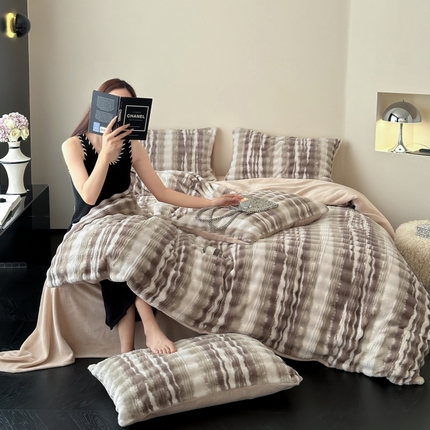 91家纺网 家纺一手货源 找家纺 2024新款加厚仿兔毛泡泡绒水墨波纹贵妇风四件套 水墨波纹咖