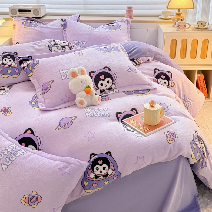 91家纺网 家纺一手货源 找家纺 妖妖家纺 2024新款高克重200克印花牛奶绒四件套 飞入星球