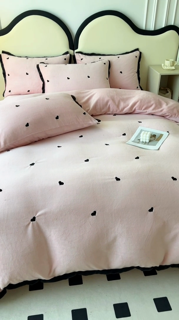 91家纺网 家纺一手货源 找家纺 美梦家纺 2024新款秋冬高克重牛奶绒绣花四件套系列-绒爱心 绒爱心-粉玉