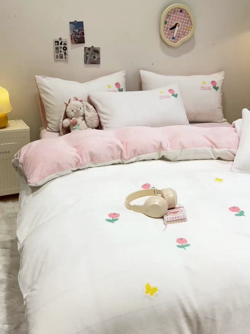 91家纺网 家纺一手货源 找家纺 （总）梦之岛 2024新款ins加厚卡通爱心小兔毛巾绣牛奶绒四件套