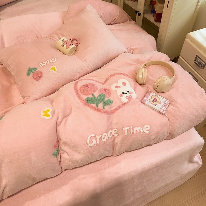 91家纺网 家纺一手货源 找家纺 梦之岛 2024新款ins加厚卡通爱心小兔毛巾绣牛奶绒四件套 爱心小兔-玉