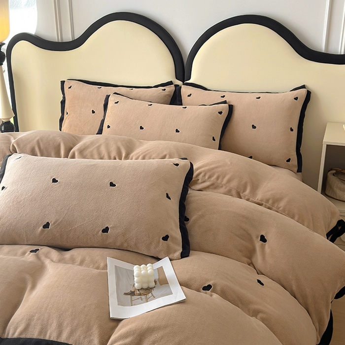 91家纺网 家纺一手货源 找家纺 美梦家纺 2024新款秋冬高克重牛奶绒绣花四件套系列-绒蝴蝶结 绒爱心-卡其