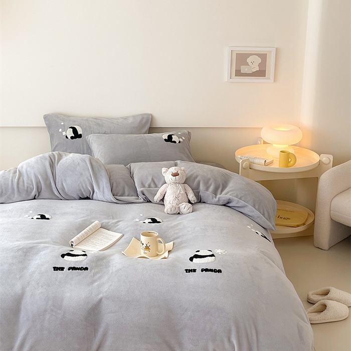 91家纺网 家纺一手货源 找家纺 沐棉 2024新款纯色牛奶绒毛巾绣款四件套 熊猫-灰