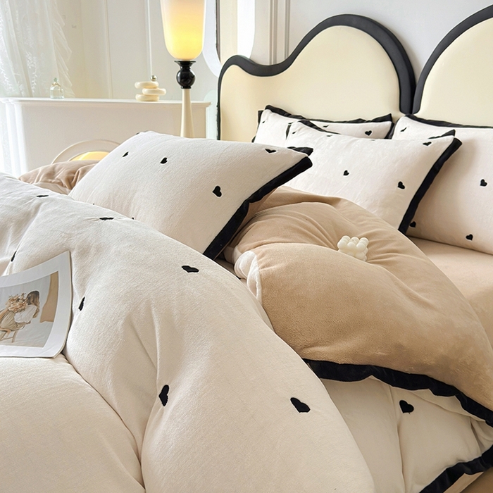 91家纺网 家纺一手货源 找家纺 美梦家纺 2024新款秋冬高克重牛奶绒绣花四件套系列-绒蝴蝶结 绒爱心-奶昔白拼卡其