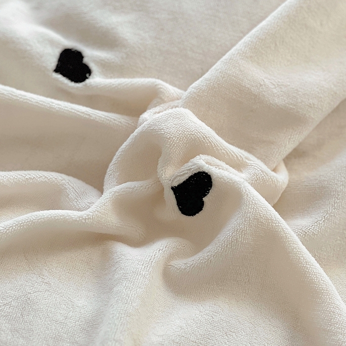 91家纺网 家纺一手货源 找家纺 美梦家纺 2024新款秋冬高克重牛奶绒绣花四件套系列-绒蝴蝶结 绒爱心-奶昔白