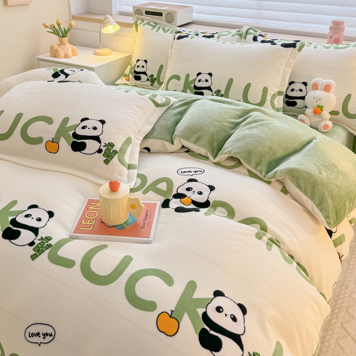 91家纺网 家纺一手货源 找家纺 妖妖家纺 2024新款高克重200克印花牛奶绒四件套 开心大熊猫