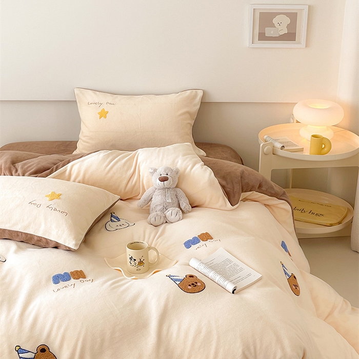 91家纺网 家纺一手货源 找家纺 沐棉 2024新款纯色牛奶绒毛巾绣款四件套 开心派对-咖