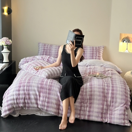 91家纺网 家纺一手货源 找家纺 2024新款加厚仿兔毛泡泡绒水墨波纹贵妇风四件套 水墨波纹紫