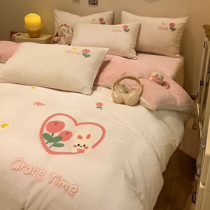 91家纺网 家纺一手货源 找家纺 梦之岛 2024新款ins加厚卡通爱心小兔毛巾绣牛奶绒四件套 爱心小兔-白玉