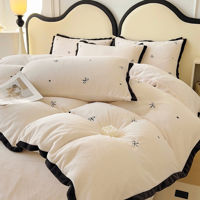 91家纺网 家纺一手货源 找家纺 美梦家纺 2024新款秋冬高克重牛奶绒绣花四件套系列-绒爱心 绒蝴蝶结-奶昔白