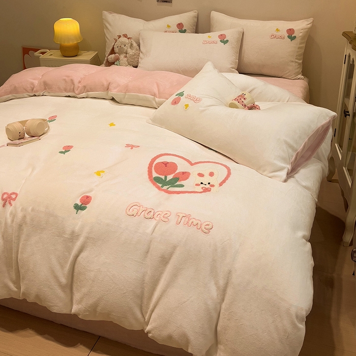 91家纺网 家纺一手货源 找家纺 （总）梦之岛 2024新款ins加厚卡通爱心小兔毛巾绣牛奶绒四件套