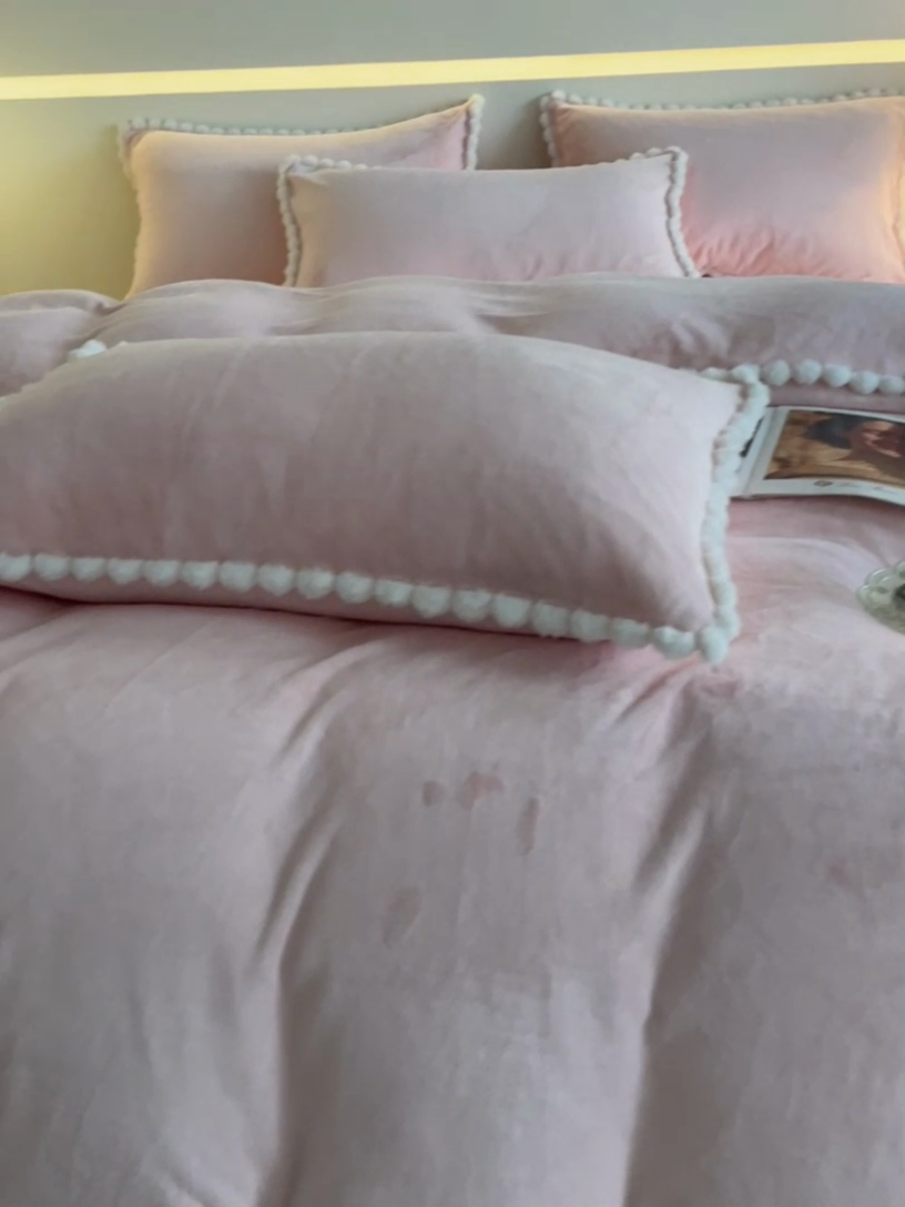 91家纺网 家纺一手货源 找家纺 （总）盛秋家纺 2025新款A类牛奶绒毛球工艺款四件套-琳达（自然光）