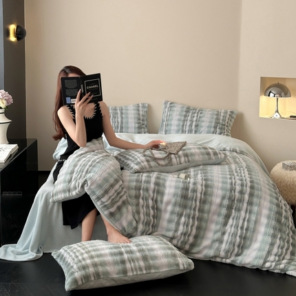 91家纺网 家纺一手货源 找家纺 2024新款加厚仿兔毛泡泡绒水墨波纹贵妇风四件套 水墨波纹浅绿