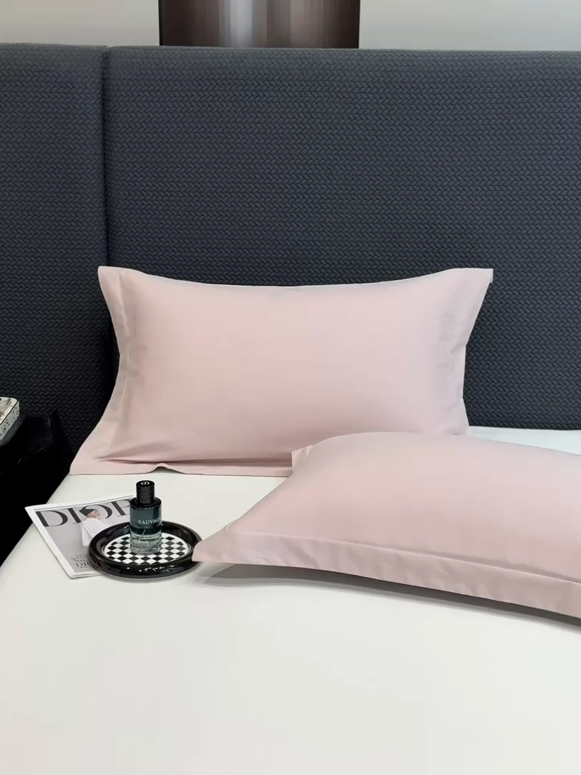 91家纺网 家纺一手货源 找家纺 莱阁亿 2025秋冬新款高支高密全棉纯棉磨毛双拼纯色单枕套 枕套单件 浅玉粉&粉糖