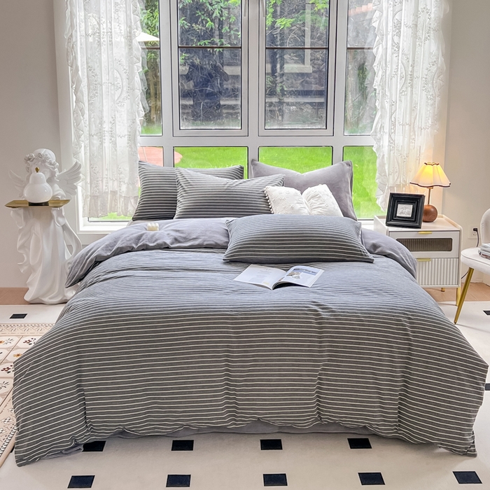 91家纺网 家纺一手货源 找家纺 2024最新款无印良品风双拼全棉色织水洗棉加牛奶绒单品被套简约风全棉拼牛奶绒被套 棉+绒-中条纹深灰