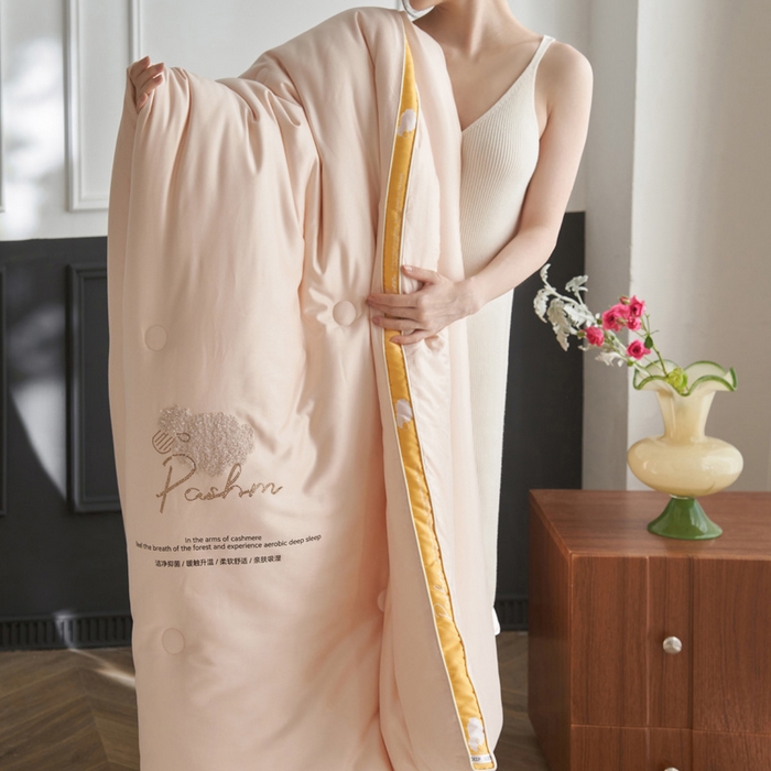 91家纺网 家纺一手货源 找家纺 莱福仕家纺 2024新款A类有氧羊绒抗菌冬被被子被芯 芝芝粉