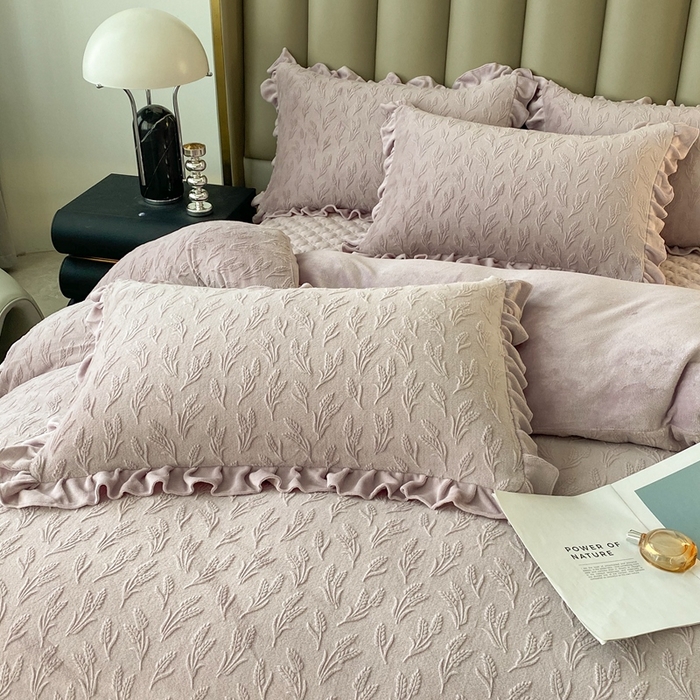 91家纺网 家纺一手货源 找家纺 美伦美焕 2024新款雕花绒床盖四件套（控价238） 大麦-芋紫