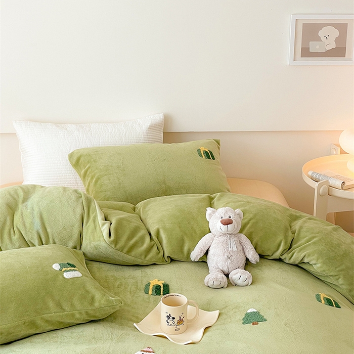 91家纺网 家纺一手货源 找家纺 沐棉 2024新款纯色牛奶绒毛巾绣款四件套 快乐圣诞-绿