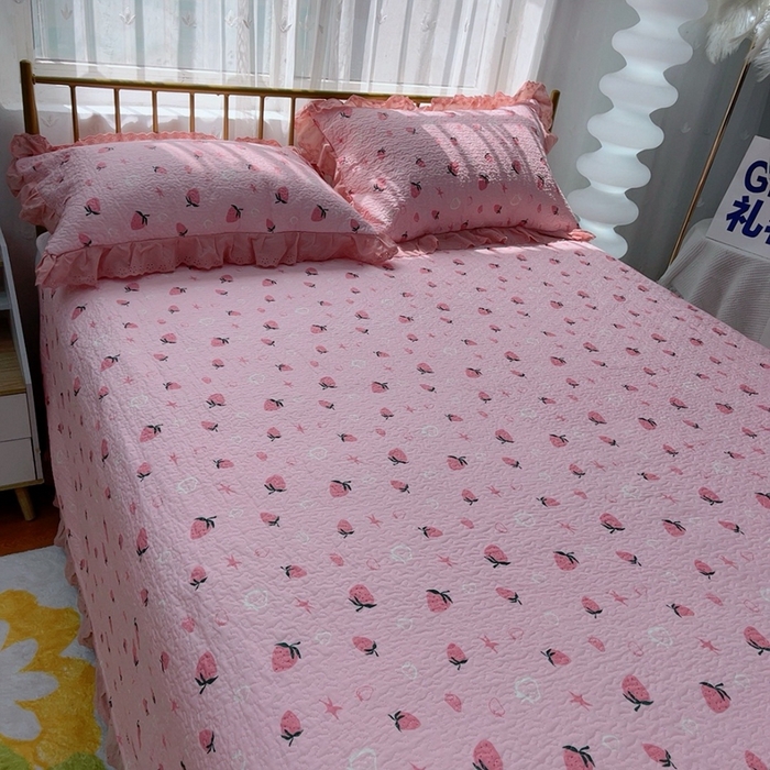 91家纺网 家纺一手货源 找家纺 2024新款亲肤舒适法式床盖三件套 草莓恋人