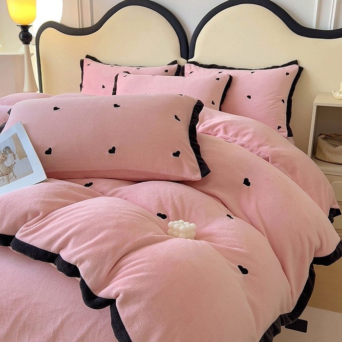 91家纺网 家纺一手货源 找家纺 美梦家纺 2024新款秋冬高克重牛奶绒绣花四件套系列-绒蝴蝶结 绒爱心-粉玉