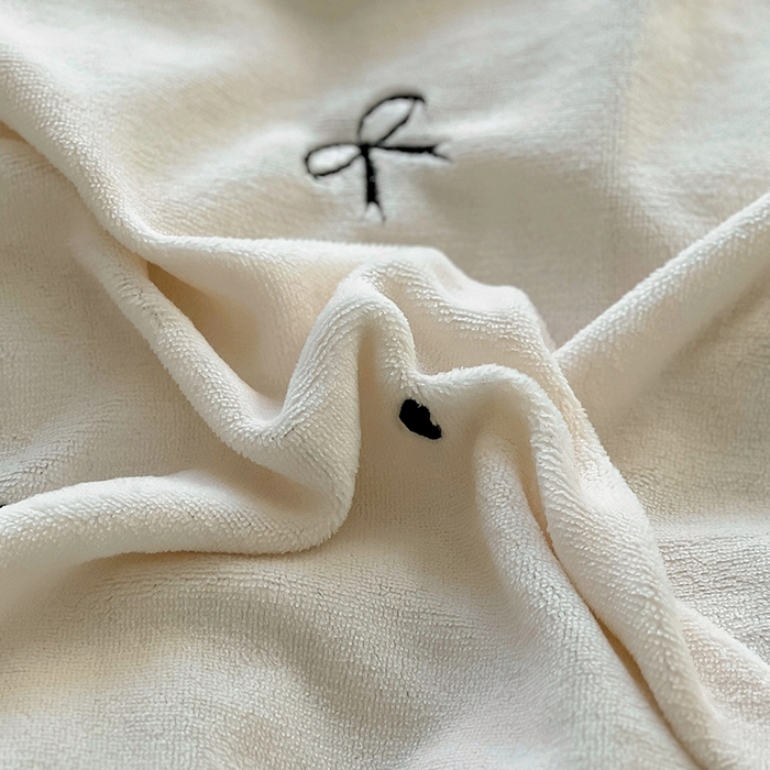 91家纺网 家纺一手货源 找家纺 美梦家纺 2024新款秋冬高克重牛奶绒绣花四件套系列-绒蝴蝶结 绒蝴蝶结-奶昔白