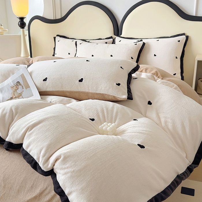 91家纺网 家纺一手货源 找家纺 美梦家纺 2024新款秋冬高克重牛奶绒绣花四件套系列-绒蝴蝶结 绒爱心-奶昔白拼卡其