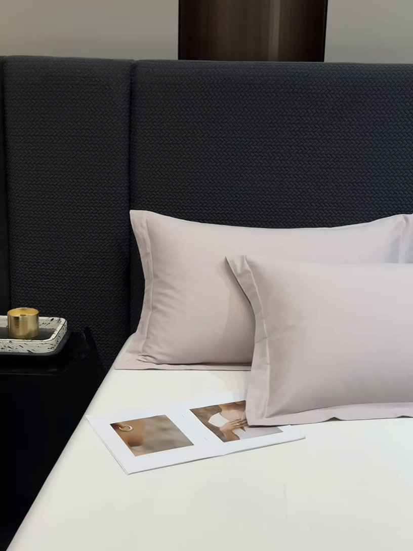 91家纺网 家纺一手货源 找家纺 莱阁亿 2025秋冬新款高支高密全棉纯棉磨毛双拼纯色单枕套 枕套单件 大麦灰&可可棕