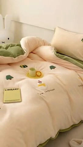 91家纺网 家纺一手货源 找家纺 沐棉 2024新款纯色牛奶绒毛巾绣款四件套 快乐圣诞-米