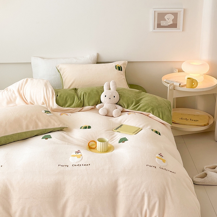 91家纺网 家纺一手货源 找家纺 沐棉 2024新款纯色牛奶绒毛巾绣款四件套 快乐圣诞-米